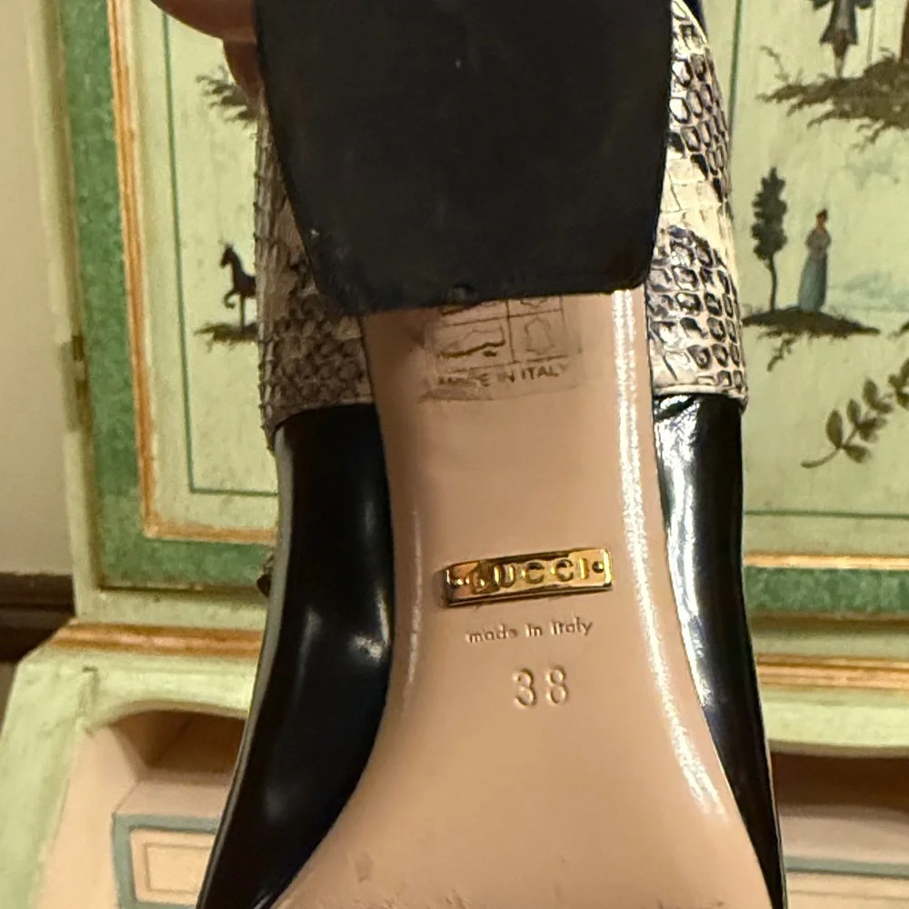 Gucci Black Patent Leather Pumps with Snake-Print Bow Strap - Picture 11 of 15